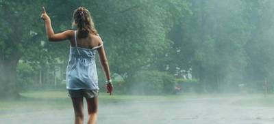 Γερμανός μετεωρολόγος: Βροχερό όλο το καλοκαίρι που έρχεται στην Ελλάδα