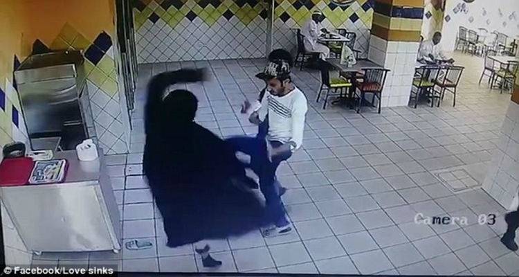 Σαουδική Αραβία: Εξοργισμένη γυναίκα πετάει το παπούτσι της και ρίχνει καρατιά σε σεφ γιατί δεν της άρεσε το φαγητό