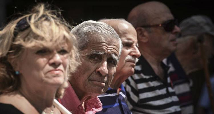 &Tau;&iota; &epsilon;ί&pi;&epsilon; &kappa;&alpha;&iota; &tau;&iota; &kappa;&rho;ύ&beta;&epsilon;&iota; &omicron; &Tau;&sigma;ί&pi;&rho;&alpha;&sigmaf; &gamma;&iota;&alpha; &tau;&iota;&sigmaf; &sigma;&upsilon;&nu;&tau;ά&xi;&epsilon;&iota;&sigmaf;