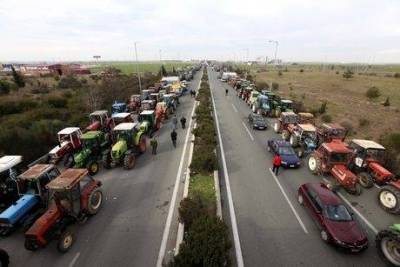 Αποκλεισμούς μίας ώρας σε καθημερινή βάση αποφάσισαν οι αγρότες