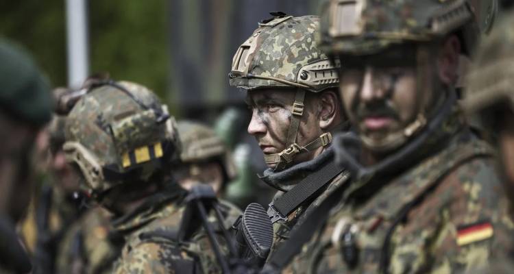 Bloomberg: &Eta; &Epsilon;&upsilon;&rho;ώ&pi;&eta; &sigma;&epsilon; &rho;ό&tau;&alpha; &sigma;&tau;&rho;&alpha;&tau;&iota;&omega;&tau;&iota;&kappa;ή&sigmaf; &alpha;&nu;&alpha;&gamma;έ&nu;&nu;&eta;&sigma;&eta;&sigmaf; &lambda;ό&gamma;&omega; &Pi;&omicron;ύ&tau;&iota;&nu; &kappa;&alpha;&iota; &Tau;&rho;&alpha;&mu;&pi; -&Sigma;&tau;&omicron; &tau;&rho;&alpha;&pi;έ&zeta;&iota; &mu;&epsilon;&gamma;ά&lambda;&omicron; &alpha;&mu;&upsilon;&nu;&tau;&iota;&kappa;ό &pi;&alpha;&kappa;έ&tau;&omicron;