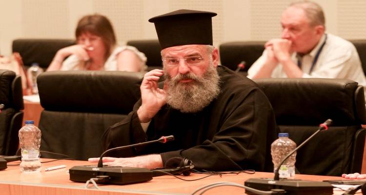 &Omicron; &Alpha;&rho;&chi;&iota;&mu;&alpha;&nu;&delta;&rho;ί&tau;&eta;&sigmaf; &Kappa;ύ&rho;&iota;&lambda;&lambda;&omicron;&sigmaf; &Alpha;&lambda;&epsilon;&xi;&alpha;&nu;&delta;&rho;ό&pi;&omicron;&upsilon;&lambda;&omicron;&sigmaf; &sigma;&tau;&omicron; &sigma;&upsilon;&nu;έ&delta;&rho;&iota;&omicron; &ldquo;&Pi;&epsilon;&nu;ή&nu;&tau;&alpha; &chi;&rho;ό&nu;&iota;&alpha; &alpha;&pi;ό &tau;&omicron; &Sigma;ύ&nu;&tau;&alpha;&gamma;&mu;&alpha; &tau;&omicron;&upsilon; 1975&rdquo;