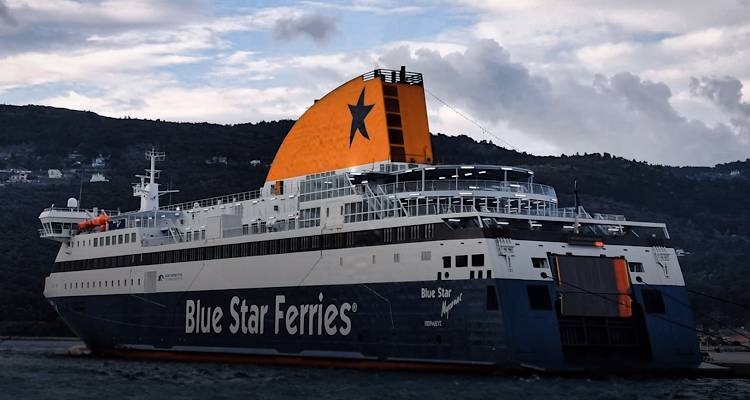 «Δεμένο» το «Blue Star Myconos» στη Μυτιλήνη λόγω θυελλωδών ανέμων