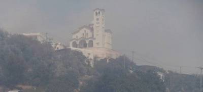 Καίνε ακόμα οι φωτιές σε Ανδρο και Ηλεία - Βοήθεια από Αθήνα, Τήνο και Σύρο