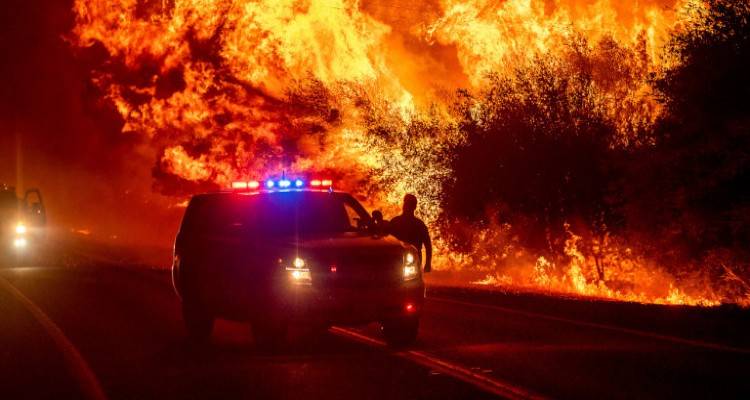 &Eta;&Pi;&Alpha;: &Tau;&rho;&epsilon;&iota;&sigmaf; &nu;&epsilon;&kappa;&rho;&omicron;ί &alpha;&pi;ό &tau;&iota;&sigmaf; &phi;&omega;&tau;&iota;έ&sigmaf; &sigma;&tau;&eta;&nu; &Kappa;&alpha;&lambda;&iota;&phi;ό&rho;&nu;&iota;&alpha;