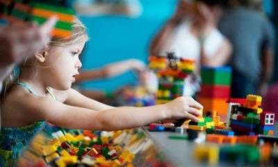 &Alpha;&nu;&omicron;ί&gamma;&epsilon;&iota; &sigma;&tau;&eta; &Delta;&alpha;&nu;ί&alpha; &tau;&omicron; &pi;&rho;ώ&tau;&omicron; &sigma;&chi;&omicron;&lambda;&epsilon;ί&omicron; Lego