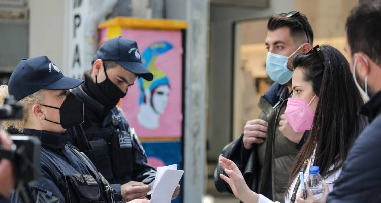 Συνεδριάζουν οι λοιμωξιολόγοι για SMS και διαδημοτικές μετακινήσεις | Πότε αναμένεται να καταργηθούν, τα δύο σενάρια