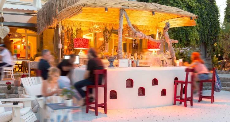 Τέλος οι όρθιοι στα μπαρ από σήμερα, επιστροφή της μάσκας | Ποιο άλλο μέτρο εξετάζεται