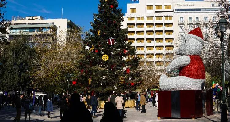 &Kappa;&omicron;&rho;&omega;&nu;&omicron;ϊό&sigmaf;: &Sigma;&tau;&alpha; 6.590 &tau;&alpha; &nu;έ&alpha; &kappa;&rho;&omicron;ύ&sigma;&mu;&alpha;&tau;&alpha;, &tau;&alpha; 3.200 &sigma;&tau;&eta;&nu; &Alpha;&tau;&tau;&iota;&kappa;ή