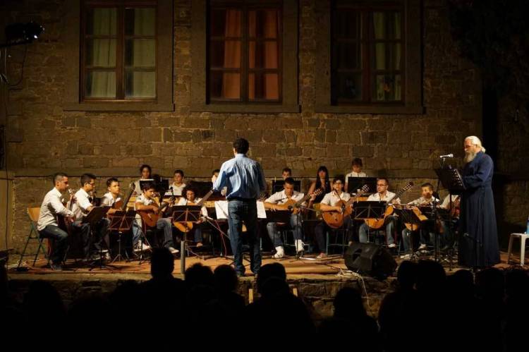 &Tau;&omicron; &Mu;&omicron;&upsilon;&sigma;&iota;&kappa;ό &Epsilon;&rho;&gamma;&alpha;&sigma;&tau;ή&rho;&iota; &Lambda;ή&mu;&nu;&omicron;&upsilon; &laquo;&mu;ά&gamma;&epsilon;&psi;&epsilon;&raquo; &tau;&omicron; &kappa;&omicron;&iota;&nu;ό &mu;&epsilon; &tau;&iota;&sigmaf; &mu;&epsilon;&lambda;&omega;&delta;ί&epsilon;&sigmaf; &tau;&omicron;&upsilon;. (photos)