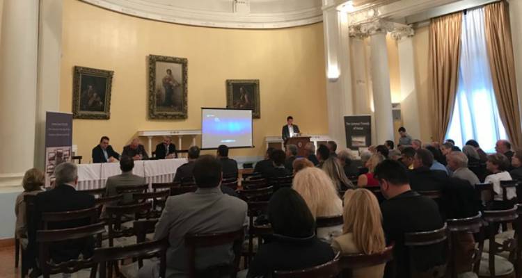 &Pi;&alpha;&rho;&omicron;&upsilon;&sigma;ί&alpha;&sigma;&eta; &tau;&omicron;&upsilon; &delta;&iota;&epsilon;&theta;&nu;&omicron;ύ&sigmaf; &sigma;&upsilon;&nu;&epsilon;&delta;&rho;ί&omicron;&upsilon; &gamma;&iota;&alpha; &tau;&alpha; 100 &chi;&rho;ό&nu;&iota;&alpha; &alpha;&pi;ό &tau;&eta;&nu; &upsilon;&pi;&omicron;&gamma;&rho;&alpha;&phi;ή &tau;&eta;&sigmaf; &Sigma;&upsilon;&nu;&theta;ή&kappa;&eta;&sigmaf; &tau;&omicron;&upsilon; &Mu;&omicron;ύ&delta;&rho;&omicron;&upsilon; (photos)