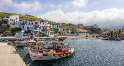&Omicron; Ά&gamma;&iota;&omicron;&sigmaf; &Epsilon;&upsilon;&sigma;&tau;&rho;ά&tau;&iota;&omicron;&sigmaf; &sigma;&tau;&alpha; 7 &mu;&iota;&kappa;&rho;ά &nu;&eta;&sigma;&iota;ά &ndash; &delta;&iota;&alpha;&mu;ά&nu;&tau;&iota;&alpha; &tau;&omicron;&upsilon; &Alpha;&iota;&gamma;&alpha;ί&omicron;&upsilon; &gamma;&iota;&alpha; &delta;&iota;&alpha;&kappa;&omicron;&pi;έ&sigmaf; &mu;&alpha;&kappa;&rho;&iota;ά &alpha;&pi;ό &tau;&alpha; &pi;ά&nu;&tau;&alpha;