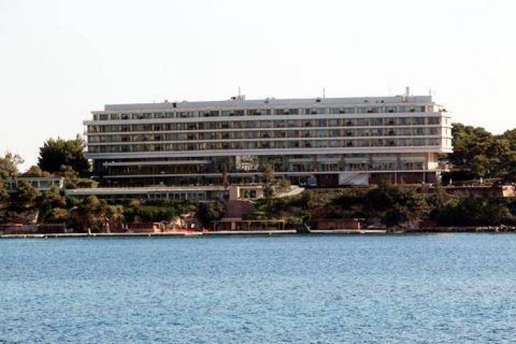 &Pi;&omega;&lambda;&epsilon;ί&tau;&alpha;&iota; έ&nu;&alpha;&nu;&tau;&iota; 400 &epsilon;&kappa;&alpha;&tau;. &epsilon;&upsilon;&rho;ώ &omicron; &Alpha;&sigma;&tau;έ&rho;&alpha;&sigmaf; &Beta;&omicron;&upsilon;&lambda;&iota;&alpha;&gamma;&mu;έ&nu;&eta;&sigmaf;