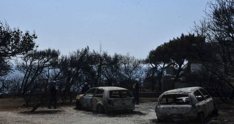 &Phi;&omega;&tau;&iota;ά &sigma;&tau;&omicron; &Mu;ά&tau;&iota;: &Delta;ύ&omicron; ώ&rho;&epsilon;&sigmaf; &mu;&epsilon;&tau;ά &tau;&eta;&nu; &tau;&rho;&alpha;&gamma;&omega;&delta;ί&alpha; &laquo;&sigma;&upsilon;&nu;&epsilon;&delta;&rho;ί&alpha;&zeta;&alpha;&nu;&raquo; &gamma;&iota;&alpha; &tau;&eta;&nu; &epsilon;&kappa;&kappa;έ&nu;&omega;&sigma;&eta; | &Tau;&omicron; &pi;&rho;&alpha;&kappa;&tau;&iota;&kappa;ό-&nu;&tau;&omicron;&kappa;&omicron;&upsilon;&mu;έ&nu;&tau;&omicron;