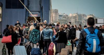 &Kappa;&omicron;&rho;&omega;&nu;&omicron;ϊό&sigmaf;: &Mu;ό&nu;&omicron; &omicron;&iota; &kappa;ά&tau;&omicron;&iota;&kappa;&omicron;&iota; &tau;&omega;&nu; &nu;&eta;&sigma;&iota;ώ&nu; &theta;&alpha; &tau;&alpha;&xi;&iota;&delta;&epsilon;ύ&omicron;&upsilon;&nu; &mu;&epsilon; &tau;&alpha; &pi;&lambda;&omicron;ί&alpha;