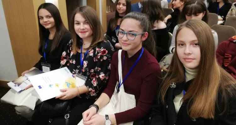 Μαθήτριες του ΓΕΛ Μούδρου συμμετέχουν σε προσομοίωση ευρωπαϊκών οργάνων στην Αθήνα (mp3)