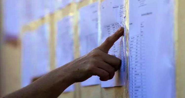 Πανελλαδικές 2025: Βγήκαν οι βάσεις εισαγωγής μια ημέρα νωρίτερα, τέλος η αγωνία για τους υποψήφιους