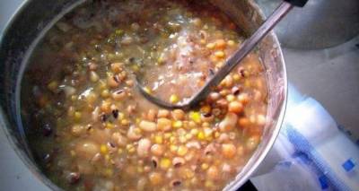 &Omicron; &Sigma;&tau;&alpha;ύ&rho;&omicron;&sigmaf; &Tau;&rho;&alpha;&gamma;ά&rho;&alpha;&sigmaf; &zeta;&omega;&nu;&tau;&alpha;&nu;&epsilon;ύ&epsilon;&iota; &tau;&omicron; έ&theta;&iota;&mu;&omicron; &tau;&eta;&sigmaf; &laquo;&Pi;&alpha;&nu;&alpha;&gamma;&iota;ά&sigmaf; &tau;&eta;&sigmaf; &Mu;&epsilon;&sigma;&omicron;&pi;&omicron;&rho;ί&sigma;&tau;&epsilon;&rho;&gamma;&iota;&alpha;&sigmaf;&raquo;