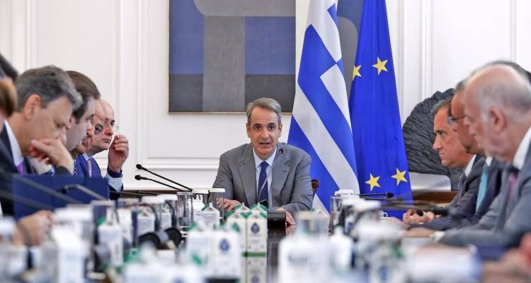 &Sigma;ή&mu;&epsilon;&rho;&alpha; &tau;&omicron; &upsilon;&pi;&omicron;&upsilon;&rho;&gamma;&iota;&kappa;ό: &Eta; &mu;ά&chi;&eta; &tau;&eta;&sigmaf; &kappa;&alpha;&theta;&eta;&mu;&epsilon;&rho;&iota;&nu;ό&tau;&eta;&tau;&alpha;&sigmaf; &pi;&rho;ώ&tau;&eta; &pi;&rho;&omicron;&tau;&epsilon;&rho;&alpha;&iota;ό&tau;&eta;&tau;&alpha; | &laquo;&Delta;&epsilon;&nu; &pi;&rho;έ&pi;&epsilon;&iota; &nu;&alpha; &chi;&alpha;&theta;&epsilon;ί &chi;&rho;ό&nu;&omicron;&sigmaf;&raquo;