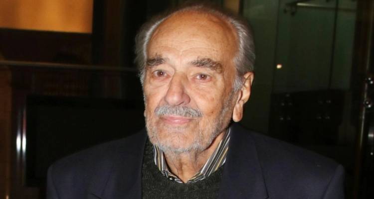 &Delta;&eta;&mu;ή&tau;&rho;&eta;&sigmaf; &Kappa;&alpha;&lambda;&lambda;&iota;&beta;&omega;&kappa;ά&sigmaf;: &Psi;ά&chi;&nu;&omega; &tau;&rho;ό&pi;&omicron; &nu;&alpha; &phi;ύ&gamma;&omega; &alpha;&pi;ό &tau;&eta; &zeta;&omega;ή, &kappa;&omicron;&upsilon;&rho;ά&sigma;&tau;&eta;&kappa;&alpha; &nu;&alpha; &epsilon;ί&mu;&alpha;&iota; &sigma;&epsilon; &kappa;&alpha;&rho;ό&tau;&sigma;&alpha;&kappa;&iota;