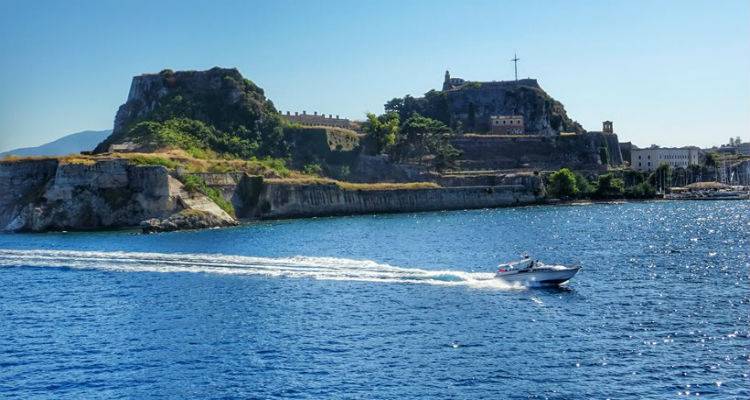 &Tau;&rho;&alpha;&gamma;&omega;&delta;ί&alpha; &sigma;&tau;&eta;&nu; &Kappa;έ&rho;&kappa;&upsilon;&rho;&alpha;: &Eta; &kappa;&alpha;&tau;ά&theta;&epsilon;&sigma;&eta; &tau;&eta;&sigmaf; &sigma;&upsilon;&nu;&tau;&rho;ό&phi;&omicron;&upsilon; &theta;&alpha; &delta;&epsilon;ί&xi;&epsilon;&iota; &pi;ώ&sigmaf; έ&gamma;&iota;&nu;&epsilon; &tau;&omicron; &delta;&upsilon;&sigma;&tau;ύ&chi;&eta;&mu;&alpha;