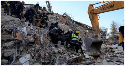 &Xi;&epsilon;&pi;&epsilon;&rho;&nu;&omicron;ύ&nu; &tau;&omicron;&upsilon;&sigmaf; 9.500 &omicron;&iota; &nu;&epsilon;&kappa;&rho;&omicron;ί &sigma;&epsilon; &Tau;&omicron;&upsilon;&rho;&kappa;ί&alpha; &kappa;&alpha;&iota; &Sigma;&upsilon;&rho;ί&alpha; &alpha;&pi;ό &tau;&omicron;&nu; &sigma;&epsilon;&iota;&sigma;&mu;ό -&Mu;ά&chi;&eta; &mu;&epsilon; &tau;&omicron;&nu; &chi;&rho;ό&nu;&omicron; &delta;ί&nu;&omicron;&upsilon;&nu; &omicron;&iota; &delta;&iota;&alpha;&sigma;ώ&sigma;&tau;&epsilon;&sigmaf;