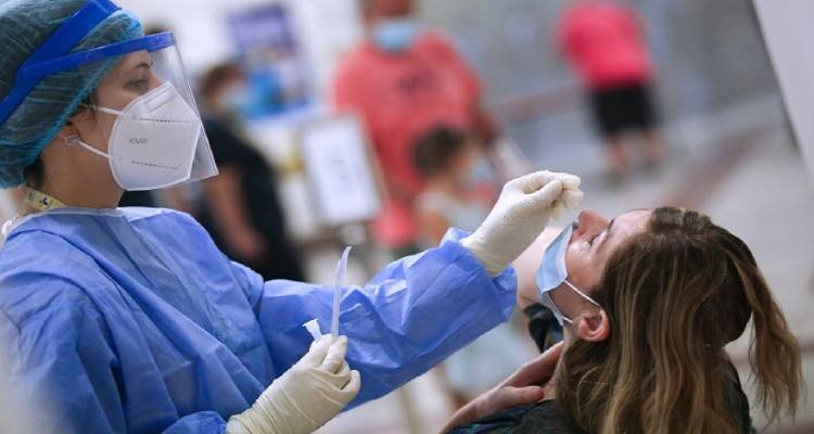 &Kappa;&omicron;&rho;&omega;&nu;&omicron;ϊό&sigmaf;-&Epsilon;&lambda;&lambda;ά&delta;&alpha;: &Nu;έ&omicron; &alpha;&rho;&nu;&eta;&tau;&iota;&kappa;ό &rho;&epsilon;&kappa;ό&rho; &mu;&epsilon; 7.335 &kappa;&rho;&omicron;ύ&sigma;&mu;&alpha;&tau;&alpha;, 65 &nu;&epsilon;&kappa;&rho;&omicron;ί, 477 &delta;&iota;&alpha;&sigma;&omega;&lambda;&eta;&nu;&omega;&mu;έ&nu;&omicron;&iota; (&pi;ί&nu;&alpha;&kappa;&epsilon;&sigmaf;)