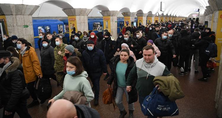 &Pi;ό&lambda;&epsilon;&mu;&omicron;&sigmaf; &sigma;&tau;&eta;&nu; &Omicron;&upsilon;&kappa;&rho;&alpha;&nu;ί&alpha;: &Omicron;&upsilon;&kappa;&rho;&alpha;&nu;&omicron;ί &pi;&omicron;&lambda;ί&tau;&epsilon;&sigmaf; &epsilon;&gamma;&kappa;&alpha;&tau;&alpha;&lambda;&epsilon;ί&pi;&omicron;&upsilon;&nu; &tau;&alpha; &sigma;&pi;ί&tau;&iota;&alpha; &tau;&omicron;&upsilon;&sigmaf; &kappa;&alpha;&iota; &mu;&alpha;&zeta;&epsilon;ύ&omicron;&nu;&tau;&alpha;&iota; &sigma;&tau;&alpha; &kappa;&alpha;&tau;&alpha;&phi;ύ&gamma;&iota;&alpha;