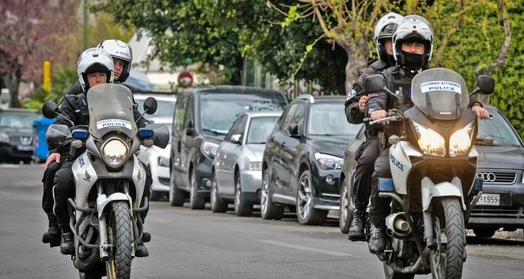 &Eta;&rho;ά&kappa;&lambda;&epsilon;&iota;&omicron;: &Mu;&pi;ή&kappa;&epsilon; &sigma;&tau;&eta;&nu; &epsilon;&kappa;&kappa;&lambda;&eta;&sigma;ί&alpha; &mu;&epsilon; &kappa;&omicron;&upsilon;&zeta;&iota;&nu;&omicron;&mu;ά&chi;&alpha;&iota;&rho;&omicron; &kappa;&alpha;&iota; &alpha;&pi;&epsilon;&iota;&lambda;&omicron;ύ&sigma;&epsilon; &iota;&epsilon;&rho;έ&alpha; &kappa;&alpha;&iota; &pi;&iota;&sigma;&tau;&omicron;ύ&sigmaf;