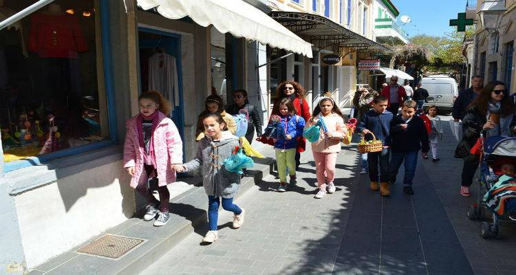 &Gamma;έ&mu;&iota;&sigma;&epsilon; &pi;&alpha;&iota;&delta;&iota;&kappa;έ&sigmaf; &phi;&omega;&nu;έ&sigmaf; &epsilon;&chi;&theta;έ&sigmaf; &eta; &alpha;&gamma;&omicron;&rho;ά &tau;&eta;&sigmaf; &Mu;ύ&rho;&iota;&nu;&alpha;&sigmaf; (photos)