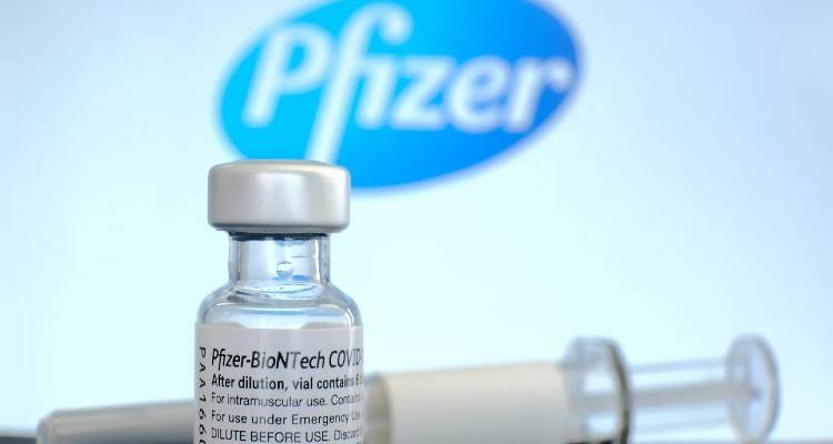 Covid-19: Pfizer &kappa;&alpha;&iota; BioNTech &upsilon;&pi;έ&beta;&alpha;&lambda;&alpha;&nu; &alpha;ί&tau;&eta;&sigma;&eta; &sigma;&tau;&omicron;&nu; FDA &gamma;&iota;&alpha; &chi;&omicron;&rho;ή&gamma;&eta;&sigma;&eta; &tau;έ&tau;&alpha;&rho;&tau;&eta;&sigmaf; &delta;ό&sigma;&eta;&sigmaf; &epsilon;&mu;&beta;&omicron;&lambda;ί&omicron;&upsilon; &sigma;&tau;&omicron;&upsilon;&sigmaf; ά&nu;&omega; &tau;&omega;&nu; 65