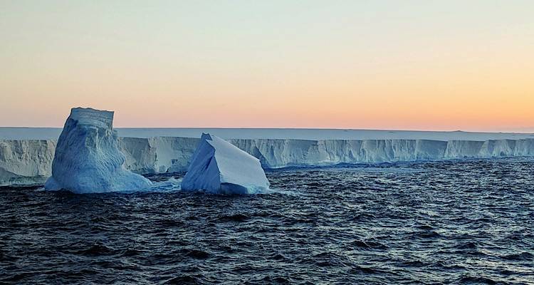 Το μεγαλύτερο παγόβουνο στον κόσμο δραπετεύει από την Ανταρκτική - Οι επιπτώσεις στο κλίμα
