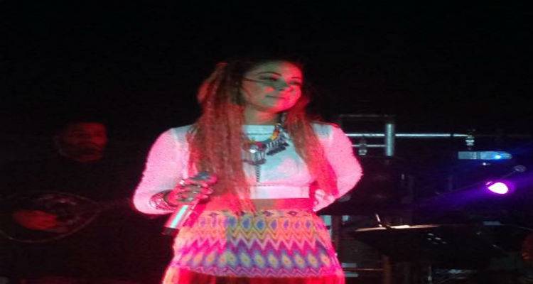 &Mu;&epsilon;&lambda;ί&nu;&alpha; &Alpha;&sigma;&lambda;&alpha;&nu;ί&delta;&omicron;&upsilon;: &laquo;&Pi;&omicron;&sigma;ό ό&mu;&omicron;&rho;&phi;&omicron; &nu;&alpha; &delta;έ&chi;&epsilon;&sigma;&alpha;&iota; &tau;ό&sigma;&eta; &alpha;&gamma;ά&pi;&eta; &alpha;&pi;ό &tau;&omicron;&nu; &kappa;ό&sigma;&mu;&omicron; &tau;&eta;&sigmaf; &Lambda;ή&mu;&nu;&omicron;&upsilon;&raquo;