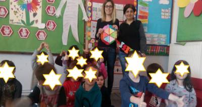 &Eta; &laquo;&Pi;&omicron;&lambda;&iota;ό&chi;&nu;&eta;&raquo; &kappa;&alpha;&iota; &tau;&omicron; &Nu;&eta;&pi;&iota;&alpha;&gamma;&omega;&gamma;&epsilon;ί&omicron; &Pi;&lambda;&alpha;&tau;έ&omicron;&sigmaf; &mu;ί&lambda;&eta;&sigma;&alpha;&nu; &gamma;&iota;&alpha; &tau;&eta;&nu; &Eta;&mu;έ&rho;&alpha; &kappa;&alpha;&tau;ά &tau;&eta;&sigmaf; &sigma;&chi;&omicron;&lambda;&iota;&kappa;ή&sigmaf; &beta;ί&alpha;&sigmaf;