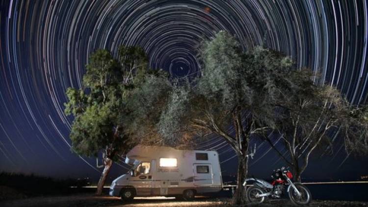 Camper Life: έ&tau;&sigma;&iota; &lambda;έ&gamma;&epsilon;&tau;&alpha;&iota; &tau;&omicron; &xi;&epsilon;&nu;&omicron;&delta;&omicron;&chi;&epsilon;ί&omicron; &tau;&omicron;&upsilon; &Lambda;&eta;&mu;&nu;&iota;&omicron;ύ &phi;&omega;&tau;&omicron;&gamma;&rho;ά&phi;&omicron;&upsilon; &Lambda;&omicron;&upsilon;&kappa;ά &Chi;&alpha;&psi;ή &kappa;&alpha;&iota; &epsilon;ί&nu;&alpha;&iota; &pi;&omicron;&lambda;&lambda;ώ&nu; &alpha;&sigma;&tau;έ&rho;&omega;&nu; (photos)