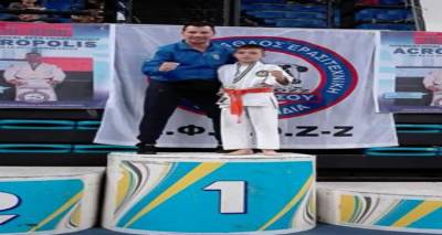 &Sigma;&pi;&omicron;&upsilon;&delta;&alpha;ί&alpha; &delta;&iota;ά&kappa;&rho;&iota;&sigma;&eta; &gamma;&iota;&alpha; &tau;&eta; &Sigma;&chi;&omicron;&lambda;ή &Lambda;ή&mu;&nu;&omicron;&upsilon; &Kappa;&alpha;&rho;ά&tau;&epsilon; | &Chi;&rho;&upsilon;&sigma;ό&sigmaf; &omicron; 11&chi;&rho;&omicron;&nu;&omicron;&sigmaf; &Delta;&eta;&mu;ή&tau;&rho;&eta;&sigmaf; &Chi;&alpha;&tau;&zeta;&eta;&alpha;&nu;&delta;&rho;έ&omicron;&upsilon; (photos)