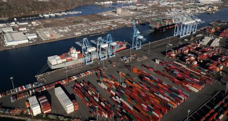 Bloomberg: &Eta; &Epsilon;&Epsilon; &theta;&alpha; &alpha;&pi;&omicron;&delta;&epsilon;&chi;&theta;&epsilon;ί &tau;&omicron;&nu; &kappa;&alpha;&theta;&omicron;&lambda;&iota;&kappa;ό &delta;&alpha;&sigma;&mu;ό &tau;&omicron;&upsilon; &Tau;&rho;&alpha;&mu;&pi; -&Omicron;&iota; &epsilon;&xi;&alpha;&iota;&rho;έ&sigma;&epsilon;&iota;&sigmaf; &pi;&omicron;&upsilon; &theta;&alpha; &zeta;&eta;&tau;ή&sigma;&epsilon;&iota; &kappa;&alpha;&iota; &tau;&alpha; 4 &sigma;&epsilon;&nu;ά&rho;&iota;&alpha;