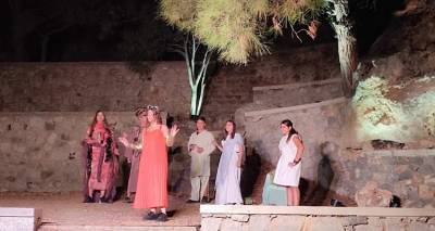 &Lambda;ή&mu;&nu;&omicron;&sigmaf;: &Eta; &laquo;&Omega;&rho;&alpha;ί&alpha; &Epsilon;&lambda;έ&nu;&eta;&raquo; &tau;&omicron;&upsilon; &Gamma;&upsilon;&mu;&nu;&alpha;&sigma;ί&omicron;&upsilon; &Lambda;&iota;&beta;&alpha;&delta;&omicron;&chi;&omega;&rho;ί&omicron;&upsilon; &mu;ά&gamma;&epsilon;&psi;&epsilon; &tau;&eta; &Chi;ί&omicron;