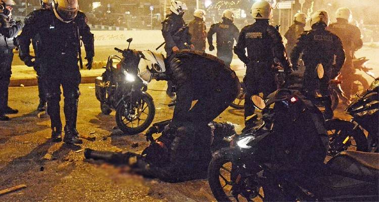 «Πόλεμος» στη Νέα Σμύρνη: Πολιορκούν το Αστυνομικό Τμήμα, μολότοφ και χημικά | Σοβαρά τραυματίας αστυνομικός (video)