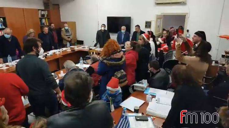 ΧΟΛ και Bartallia «μπούκαραν» την ώρα της συνεδρίασης του Δημοτικού Συμβουλίου Λήμνου και…τους «τα έψαλλαν»! (vídeo)