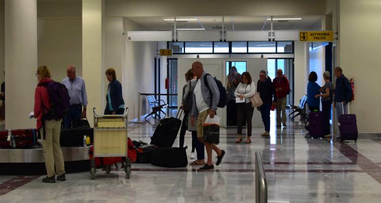 &Tau;&alpha; &kappa;&alpha;&lambda;&omicron;&kappa;&alpha;&iota;&rho;&iota;&nu;ά &alpha;&epsilon;&rho;&omicron;&pi;&omicron;&rho;&iota;&kappa;ά &delta;&rho;&omicron;&mu;&omicron;&lambda;ό&gamma;&iota;&alpha; &alpha;&pi;ό &kappa;&alpha;&iota; &pi;&rho;&omicron;&sigmaf; &Lambda;ή&mu;&nu;&omicron;