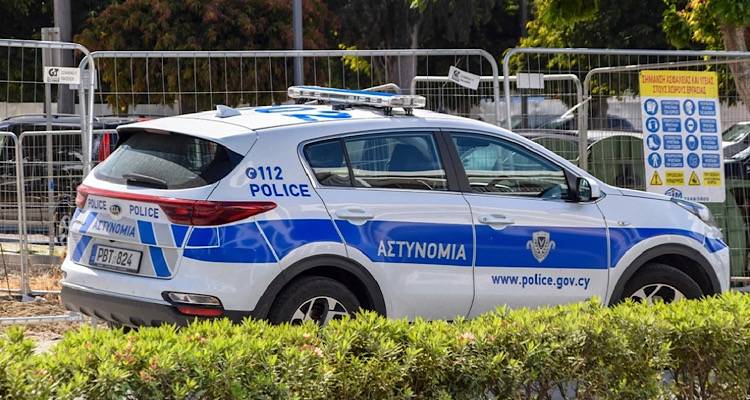&Alpha;&iota;&mu;&omicron;&mu;&iota;&xi;ί&alpha; &sigma;&tau;&eta;&nu; &Kappa;ύ&pi;&rho;&omicron;: 14&chi;&rho;&omicron;&nu;&omicron;&sigmaf; έ&kappa;&alpha;&nu;&epsilon; &sigma;&epsilon;&xi; &mu;&epsilon; &tau;&eta;&nu; &alpha;&delta;&epsilon;&lambda;&phi;ή &tau;&omicron;&upsilon; &sigma;&tau;&omicron; &sigma;&pi;ί&tau;&iota; &tau;&omicron;&upsilon; &pi;&alpha;&pi;&pi;&omicron;ύ &kappa;&alpha;&iota; &delta;&iota;&alpha;&kappa;&iota;&nu;&omicron;ύ&sigma;&epsilon; &tau;&alpha; &beta;ί&nu;&tau;&epsilon;&omicron; &mu;&epsilon; &tau;&iota;&sigmaf; &sigma;&upsilon;&nu;&epsilon;&upsilon;&rho;έ&sigma;&epsilon;&iota;&sigmaf;