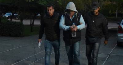 &Epsilon;&gamma;&kappa;&lambda;&eta;&mu;&alpha; &sigma;&tau;&alpha; &Mu;έ&gamma;&alpha;&rho;&alpha;: &laquo;&Pi;ή&rho;&alpha; &tau;&omicron; ό&pi;&lambda;&omicron; &gamma;&iota;&alpha; &nu;&alpha; &alpha;&upsilon;&tau;&omicron;&kappa;&tau;&omicron;&nu;ή&sigma;&omega;, ό&chi;&iota; &gamma;&iota;&alpha; &nu;&alpha; &sigma;&kappa;&omicron;&tau;ώ&sigma;&omega;&raquo;, &lambda;έ&epsilon;&iota; &omicron; 50&chi;&rho;&omicron;&nu;&omicron;&sigmaf;