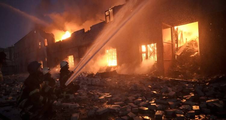 &Epsilon;&iota;&sigma;&beta;&omicron;&lambda;ή &sigma;&tau;&eta;&nu; &Omicron;&upsilon;&kappa;&rho;&alpha;&nu;ί&alpha;: &Alpha;&upsilon;&tau;έ&sigmaf; &epsilon;ί&nu;&alpha;&iota; &omicron;&iota; &alpha;&xi;&iota;ώ&sigma;&epsilon;&iota;&sigmaf; &tau;&omicron;&upsilon; &Pi;&omicron;ύ&tau;&iota;&nu; | &Tau;&iota; &epsilon;ί&pi;&epsilon; &sigma;&tau;&omicron;&nu; &Epsilon;&rho;&nu;&tau;&omicron;&gamma;ά&nu; &kappa;&alpha;&theta;ώ&sigmaf; &phi;&omicron;&upsilon;&nu;&tau;ώ&nu;&epsilon;&iota; &omicron; &delta;&iota;&pi;&lambda;&omega;&mu;&alpha;&tau;&iota;&kappa;ό&sigmaf; &pi;&upsilon;&rho;&epsilon;&tau;ό&sigmaf;