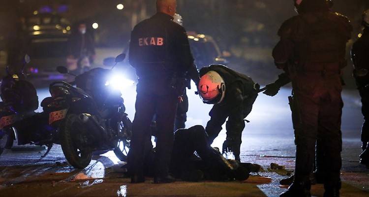 Νέα Σμύρνη: Δύο νέες συλλήψεις για τον ξυλοδαρμό του αστυνομικού