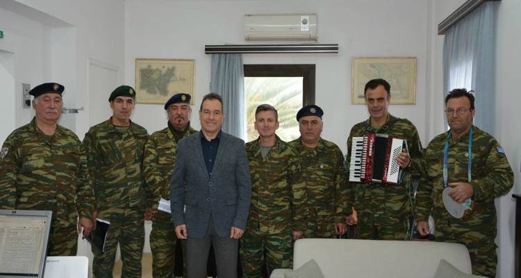 Λήμνος: Εθνοφύλακες έψαλαν τα κάλαντα στον Ταξίαρχο και τον Έπαρχο (photos)