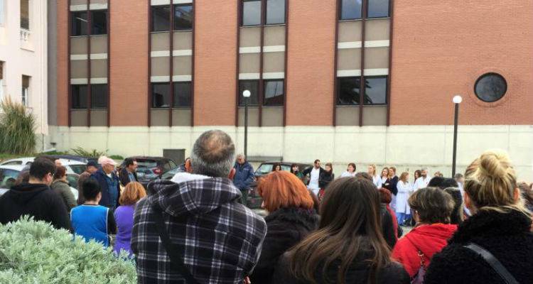 Κινητοποίηση συμβασιούχων στο Νοσοκομείο της Λήμνου