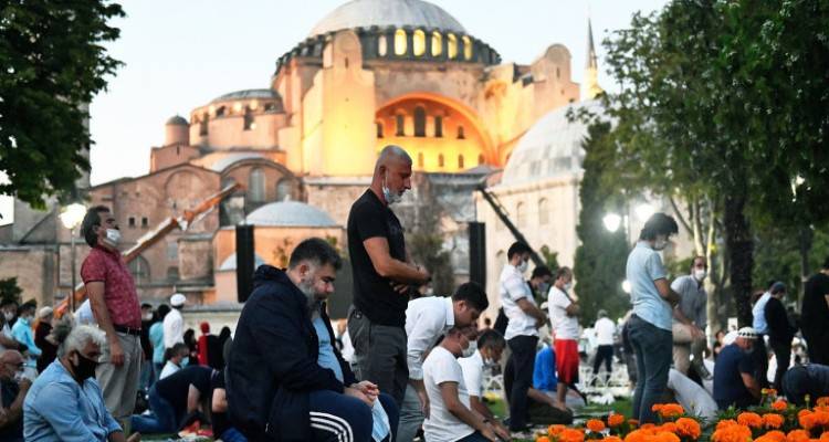 Live: Στην Αγιά Σοφιά ο Ερντογάν -Ανοιξε ως τζαμί, πλήθος κόσμου σπεύδει για προσευχή