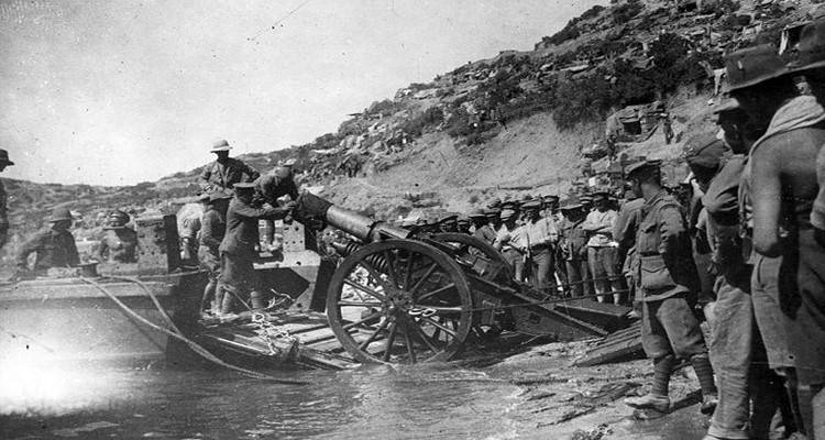 &Kappa;&alpha;&theta;&eta;&mu;&epsilon;&rho;&iota;&nu;ή: &laquo;&Eta; &epsilon;&kappa;&alpha;&tau;&omicron;&nu;&tau;&alpha;&epsilon;&tau;ί&alpha; &tau;&omicron;&upsilon; Anzac: &Omicron; &epsilon;&lambda;&lambda;&eta;&nu;&iota;&kappa;ό&sigmaf; &sigma;ύ&nu;&delta;&epsilon;&sigma;&mu;&omicron;&sigmaf;&raquo;