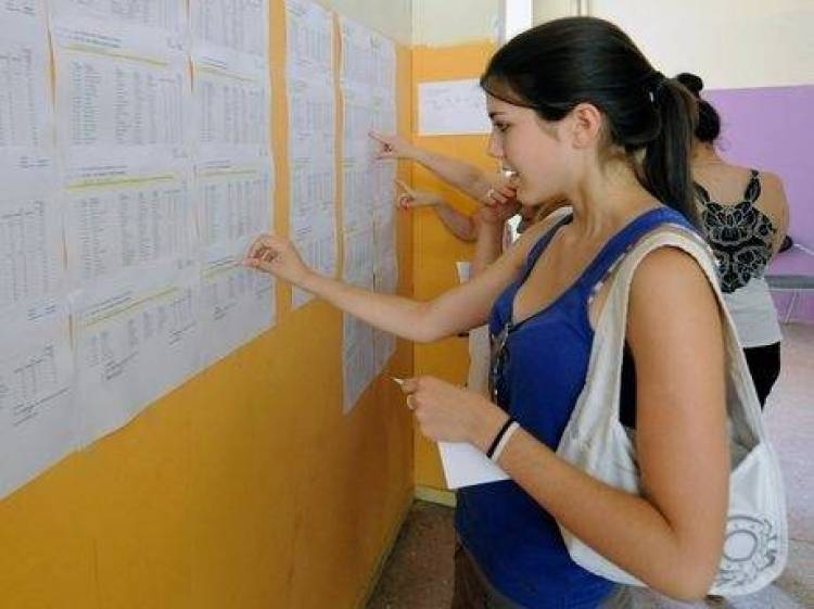 Εκπλήξεις και ανατροπές στις βάσεις εισαγωγής